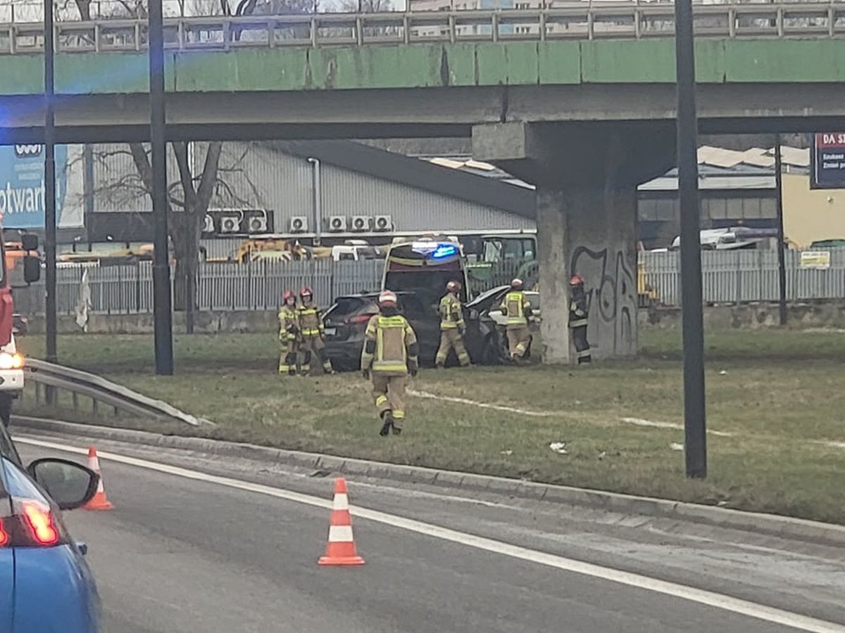 Mazda uderzyła w filar wiaduktu koło młyna Krauzego.Kierowca miał sporo szczęścia (zdjęcia)