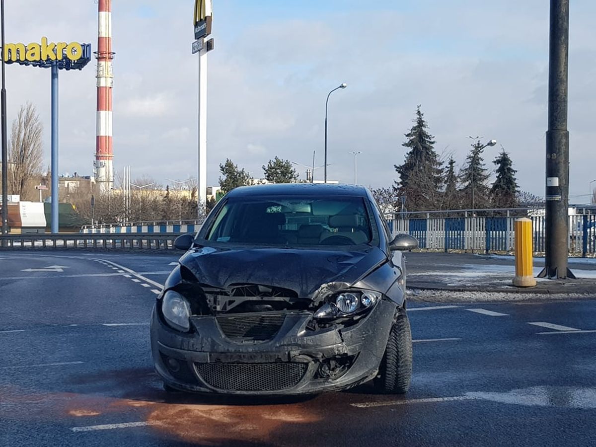 Kolejny kierowca zlekceważył oznakowanie na rondzie przy Makro. Teraz ma 1,1 tys. zł do zapłaty (zdjęcia)