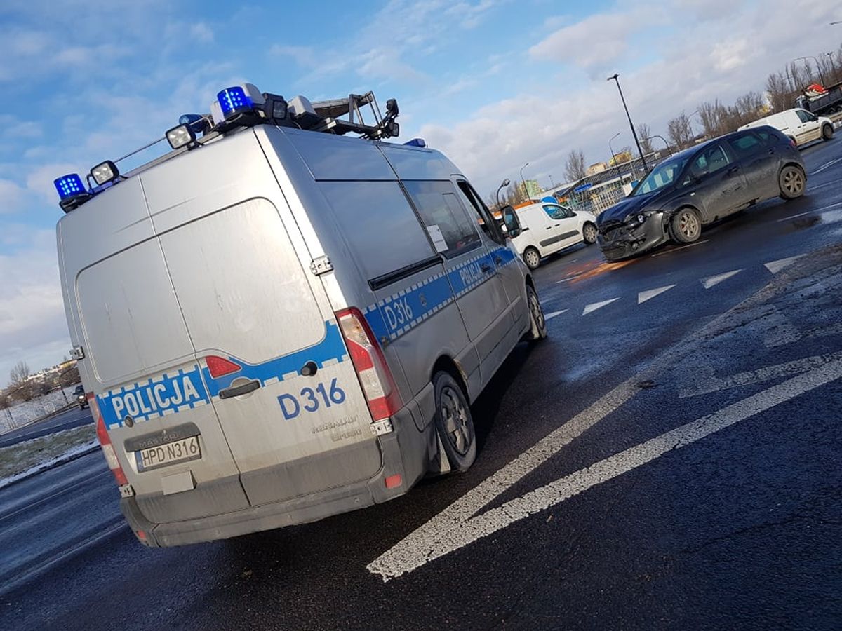 Kolejny kierowca zlekceważył oznakowanie na rondzie przy Makro. Teraz ma 1,1 tys. zł do zapłaty (zdjęcia)