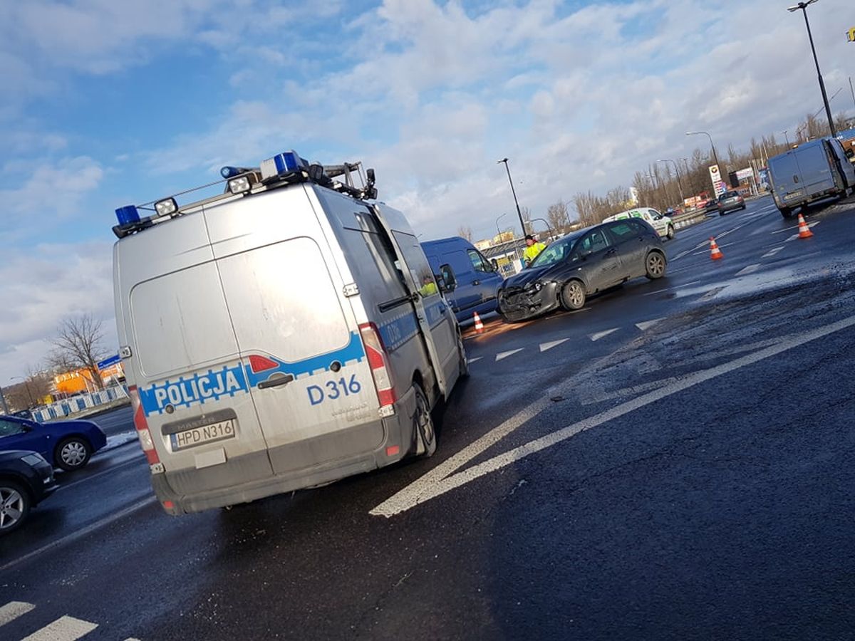 Kolejny kierowca zlekceważył oznakowanie na rondzie przy Makro. Teraz ma 1,1 tys. zł do zapłaty (zdjęcia)