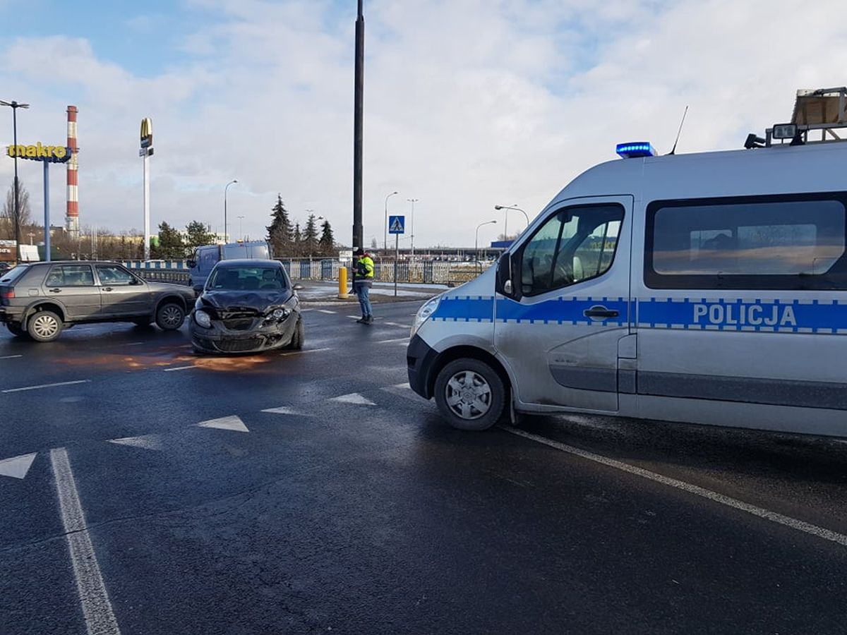 Kolejny kierowca zlekceważył oznakowanie na rondzie przy Makro. Teraz ma 1,1 tys. zł do zapłaty (zdjęcia)