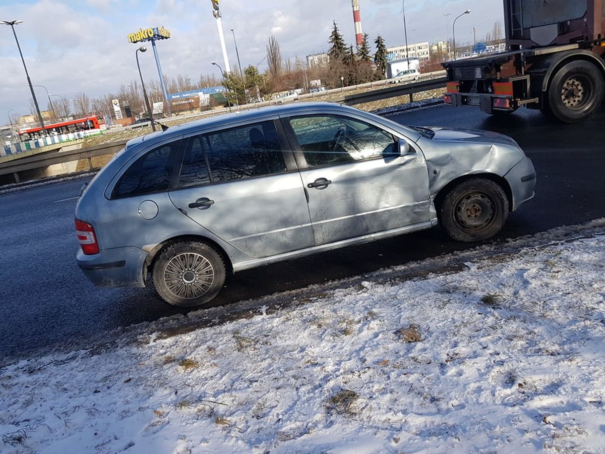 Kolejny kierowca zlekceważył oznakowanie na rondzie przy Makro. Teraz ma 1,1 tys. zł do zapłaty (zdjęcia)