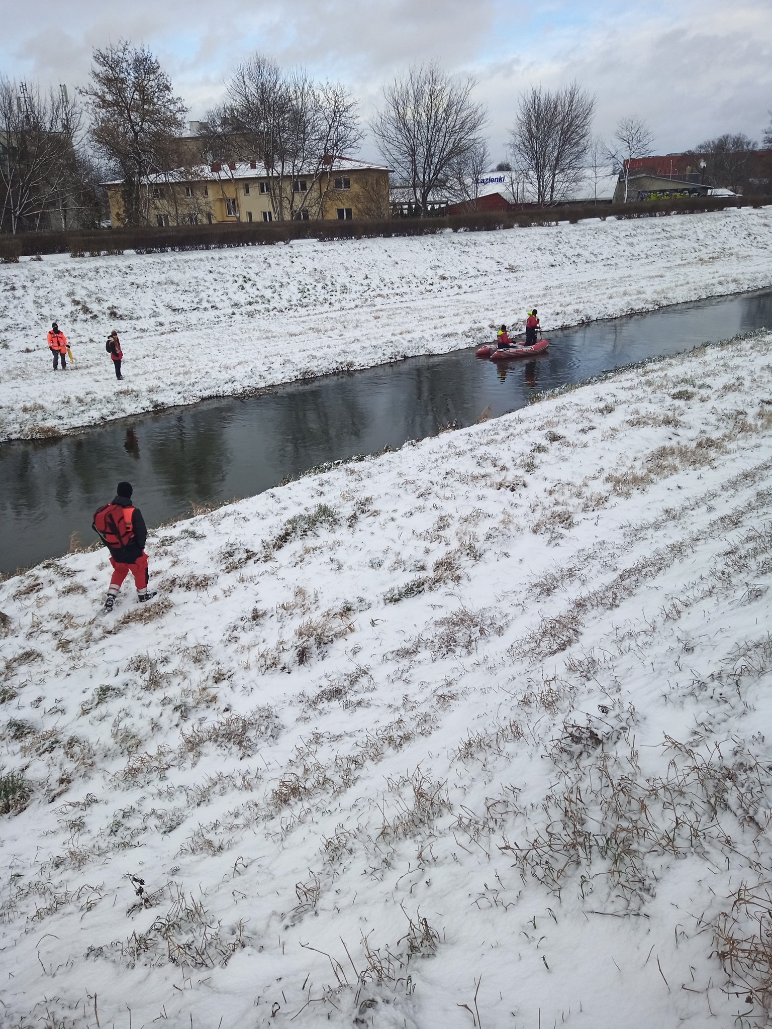 Szukają gdzie się da, sprawdzano nawet rzekę. Wciąż nie wiadomo, co się stało z zaginioną 73-latką (zdjęcia)