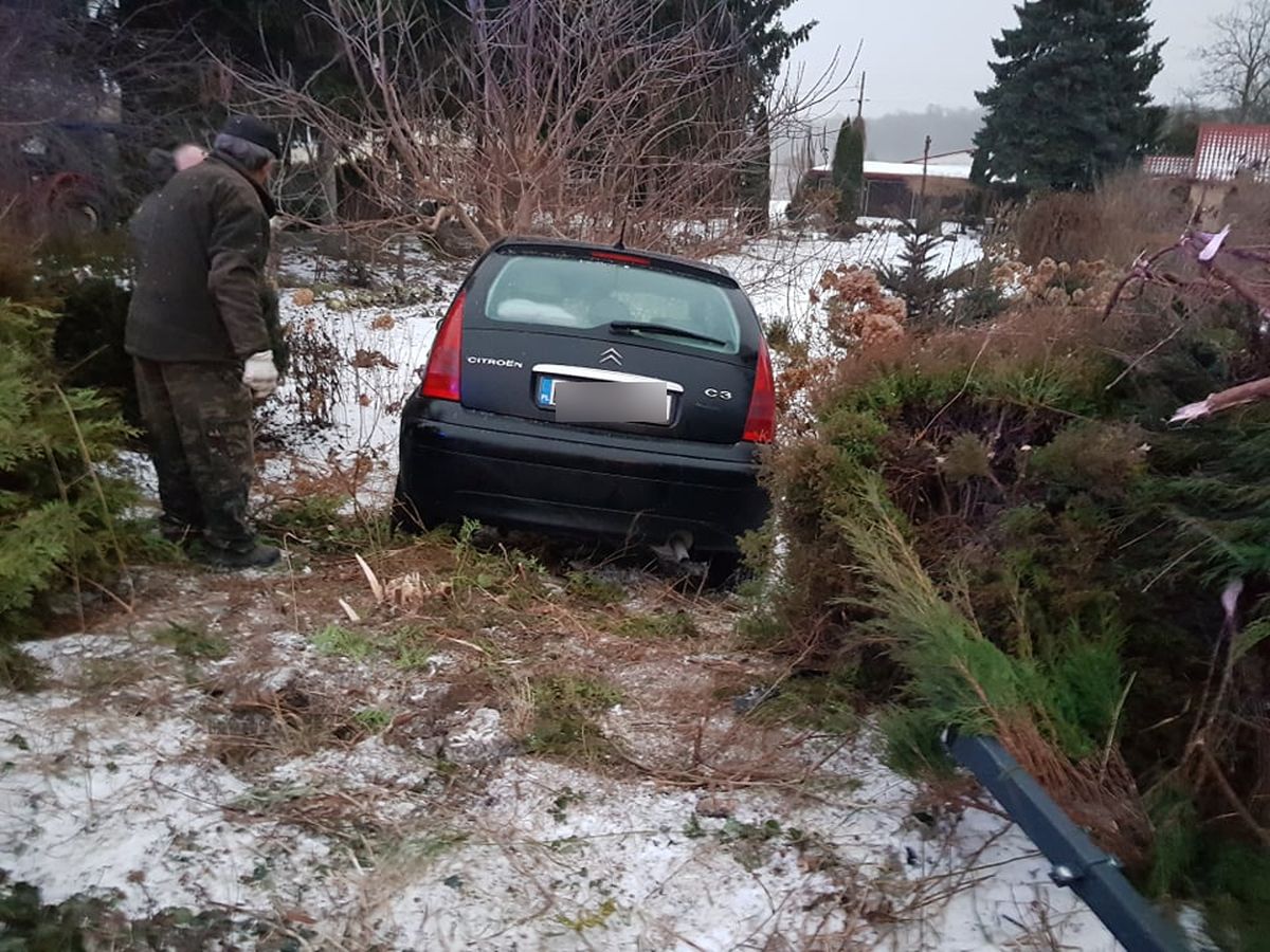 Citroen wypadł z drogi i staranował ogrodzenie posesji