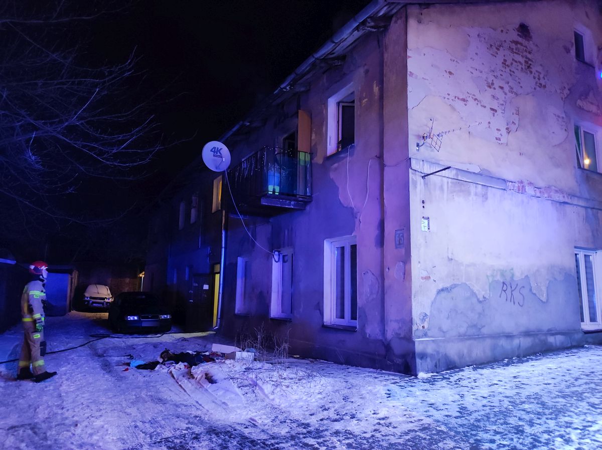 Nocny pożar w kamienicy przy ul. Lubartowskiej. Zapaliło się wyposażenie mieszkania (zdjęcia)