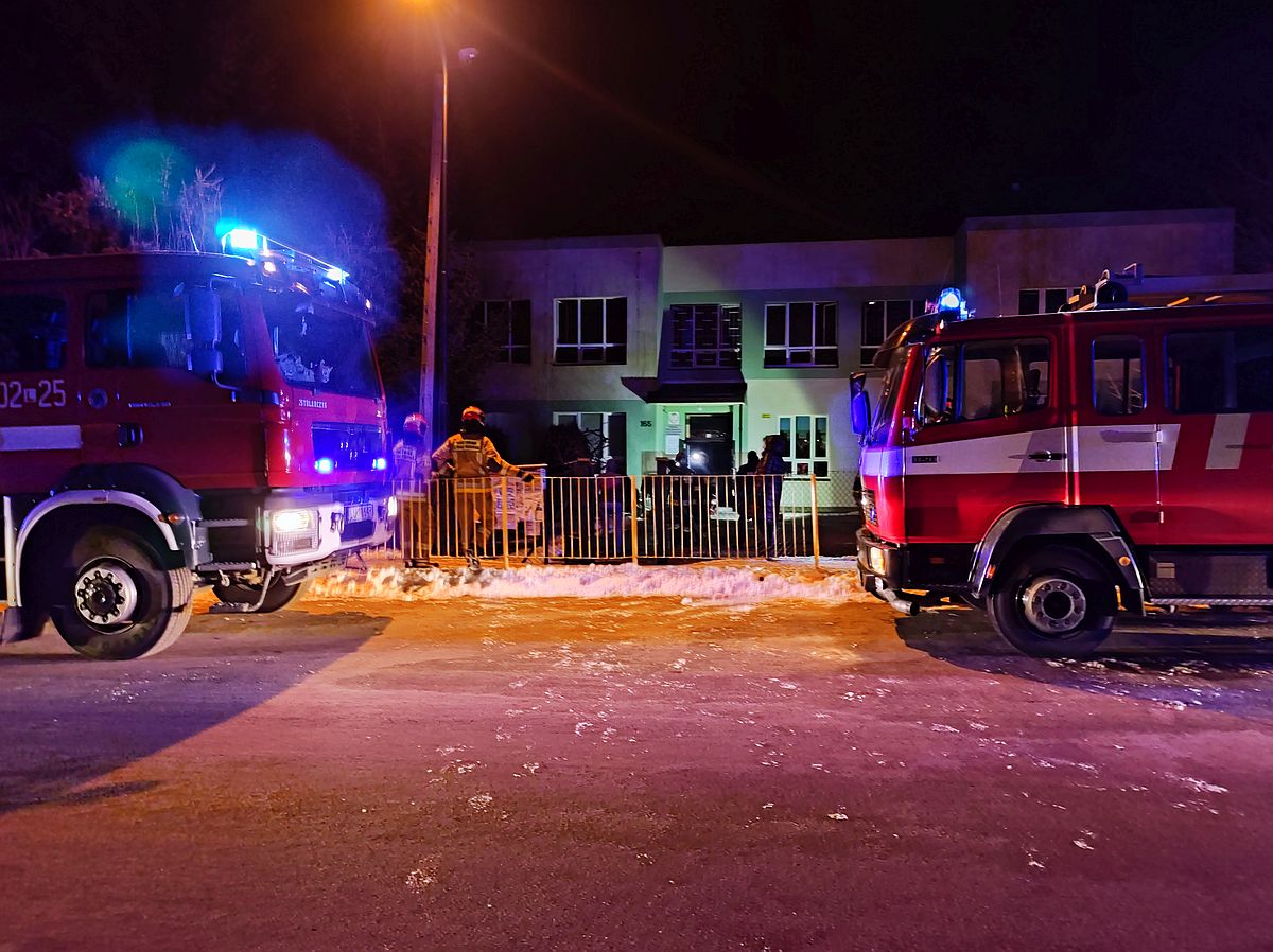 Nocny pożar szkoły koło Lublina. Z ogniem walczyło 9 zastępów strażaków (zdjęcia, wideo)