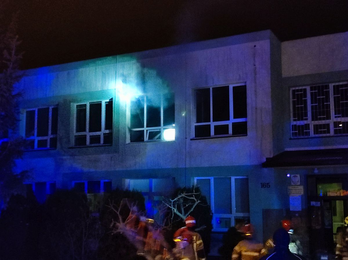 Nocny pożar szkoły koło Lublina. Z ogniem walczyło 9 zastępów strażaków (zdjęcia, wideo)
