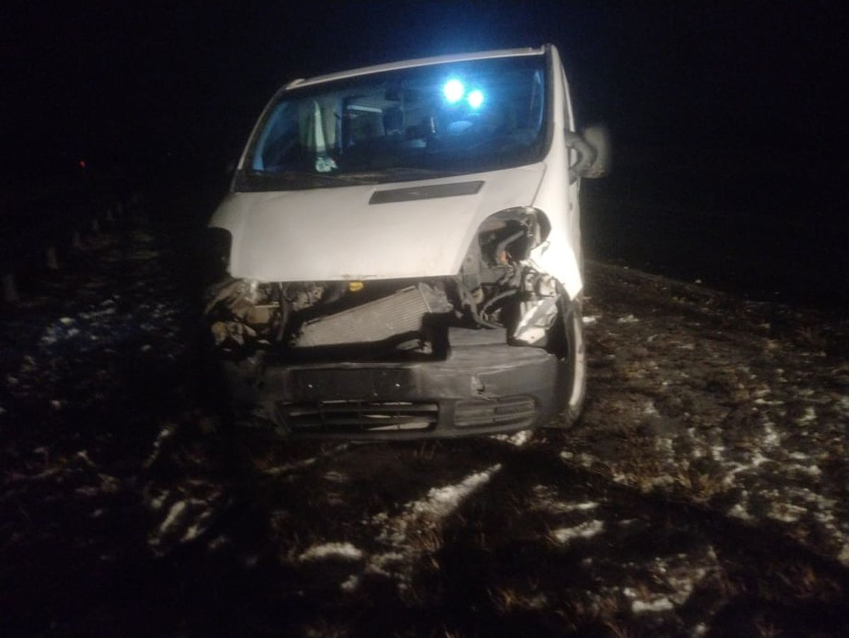 Zderzenie dwóch aut na drodze ekspresowej. Kierowca volkswagena porzucił pojazd i uciekł pieszo (zdjęcia)