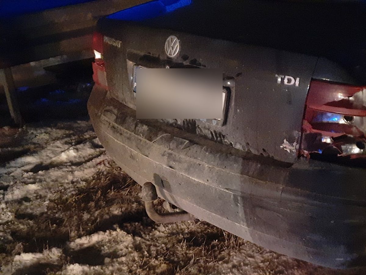 Zderzenie dwóch aut na drodze ekspresowej. Kierowca volkswagena porzucił pojazd i uciekł pieszo (zdjęcia)