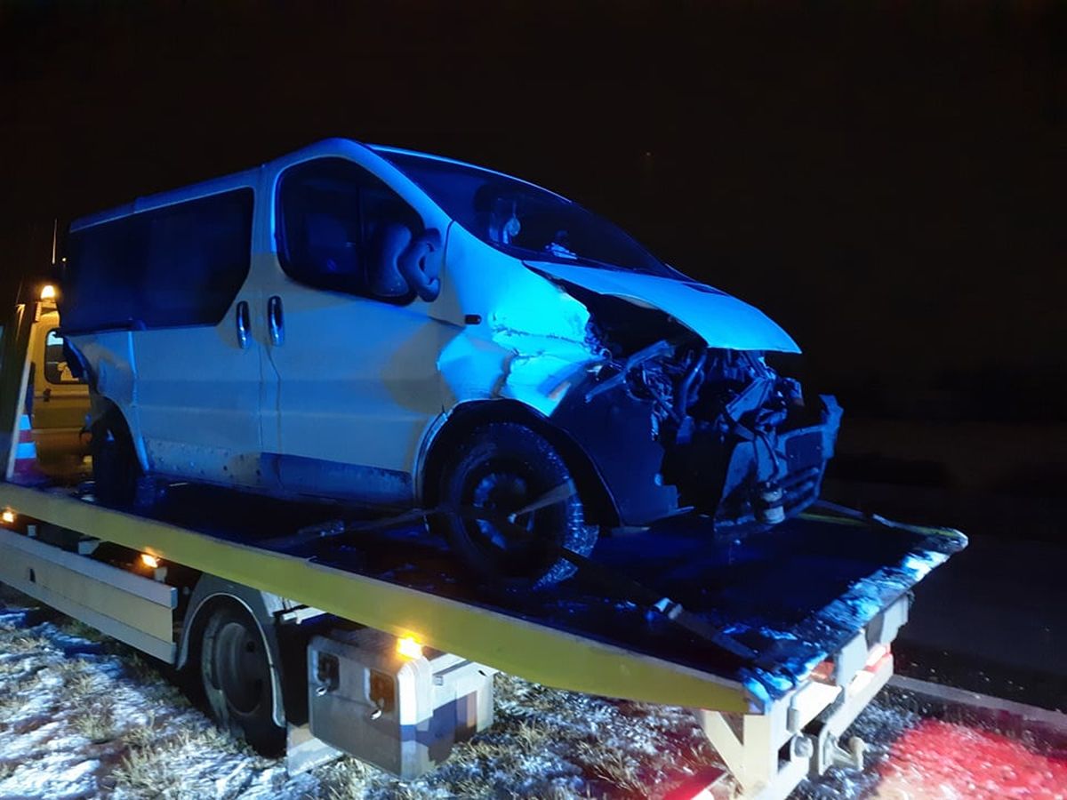 Zderzenie dwóch aut na drodze ekspresowej. Kierowca volkswagena porzucił pojazd i uciekł pieszo (zdjęcia)