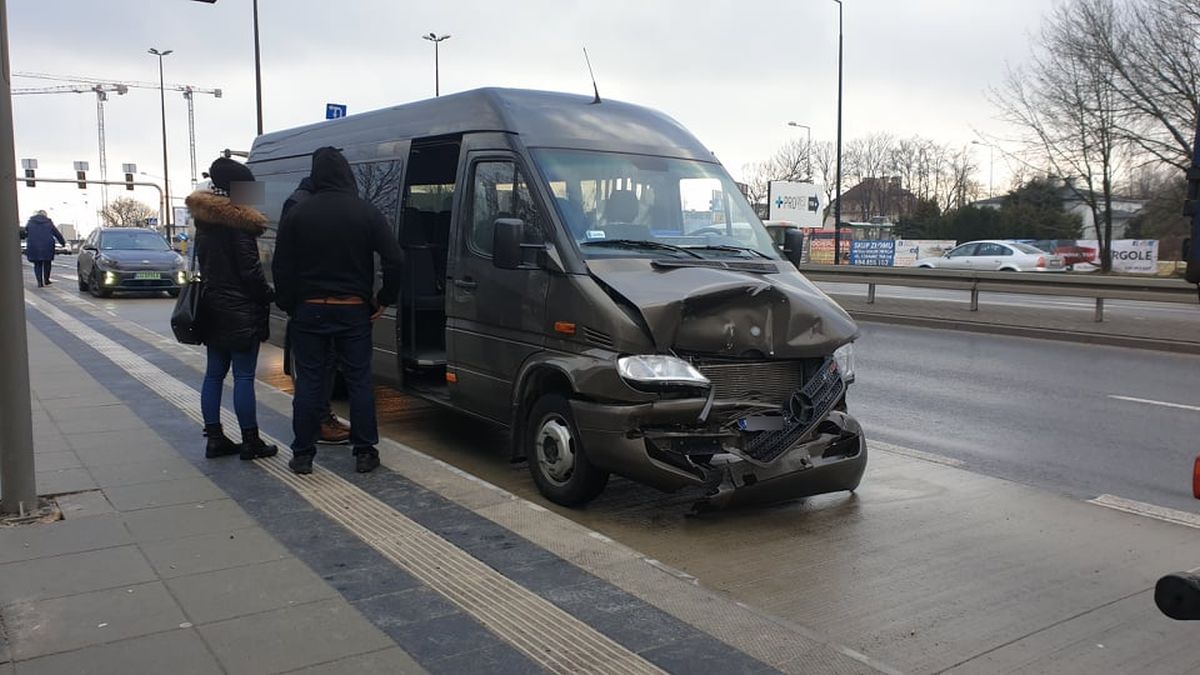 Bus zderzył się z ciężarówką. Dwie pasażerki trafiły do szpitala (zdjęcia)