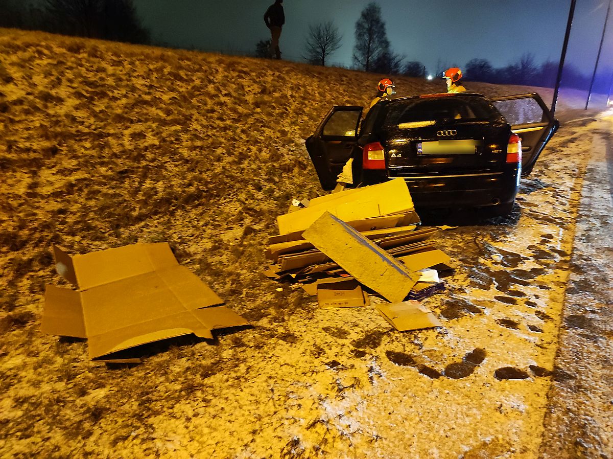 Audi zderzyło się z seatem i fordem. Wśród poszkodowanych są dzieci, sprawca uciekł pieszo (zdjęcia)