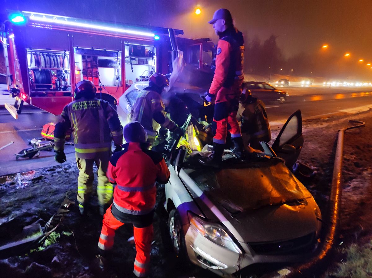 Uwięzione we wraku auta osoby czekały na pomoc, kierowcy przejeżdżali nie reagując. „Nie wierzyłem, że istnieje taka znieczulica” (wideo)