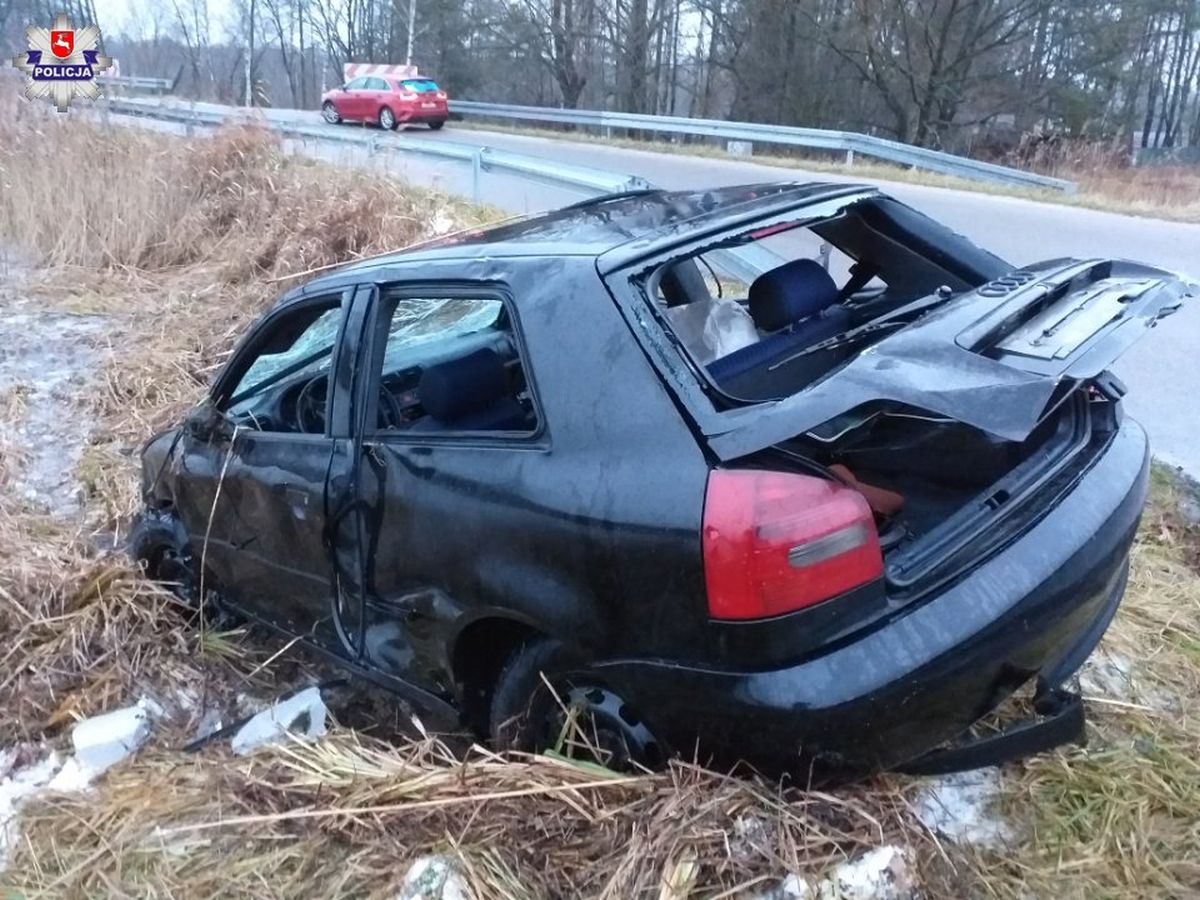 Audi wypadło z drogi i dachowało w stawie. Kierowca był pijany i naćpany (zdjęcia)