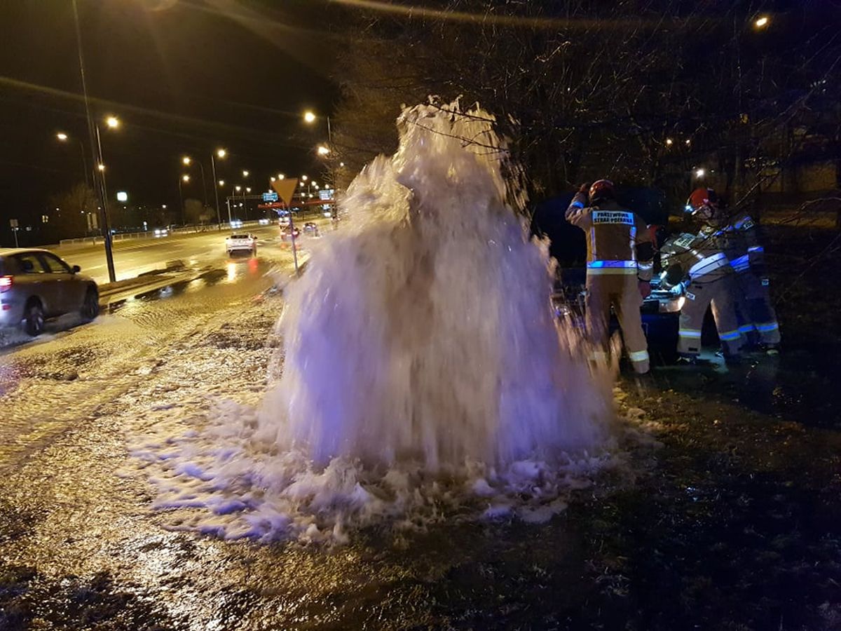 Seat staranował hydrant. Przy jednej z lubelskich ulic powstał „gejzer” (zdjęcia, wideo)