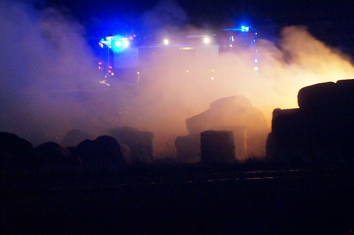 Nocą strażacy walczyli z pożarem bel słomy. To kolejne takie zdarzenie w tej okolicy (zdjęcia)