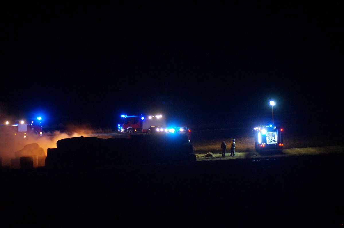 Nocą strażacy walczyli z pożarem bel słomy. To kolejne takie zdarzenie w tej okolicy (zdjęcia)