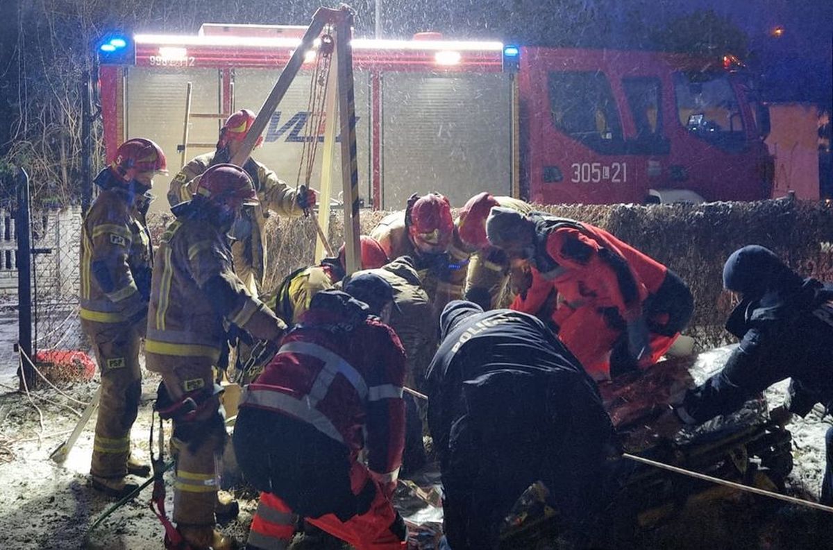 Kobieta wpadła do studni. Na pomoc ruszyli strażacy, ratownicy medyczni i policjanci (zdjęcia)