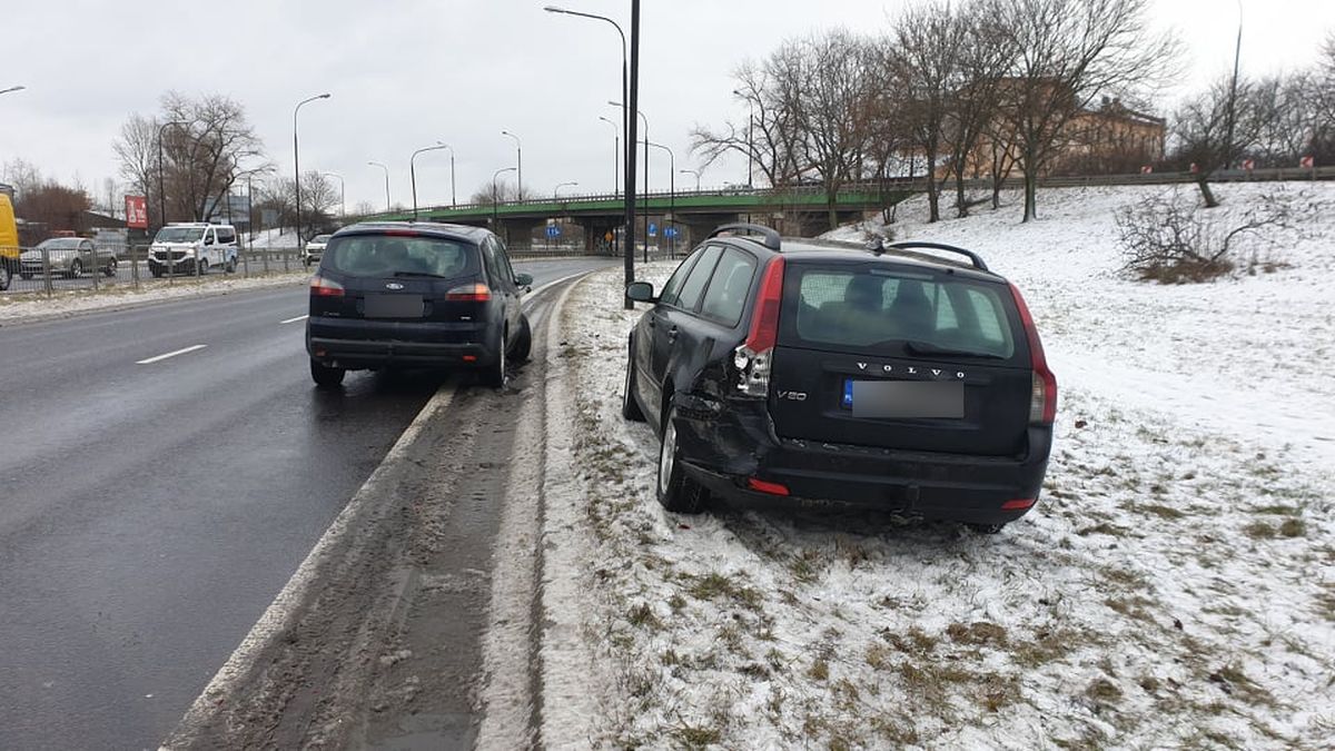 Najpierw wjechał w volvo, potem w barierki. Wszystko przed przejściem dla pieszych (zdjęcia)