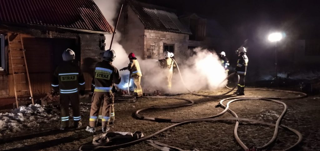 Nocny pożar budynku mieszkalnego. W akcji gaśniczej pięć zastępów straży pożarnej (zdjęcia)