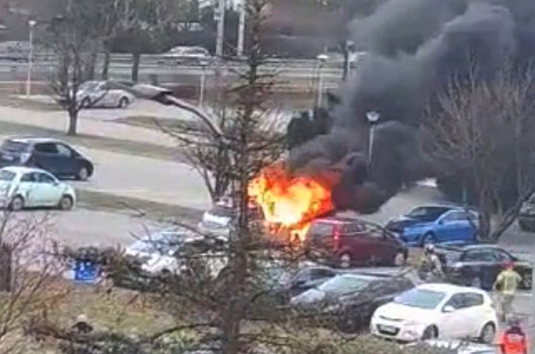 Pożar samochodu na szpitalnym parkingu w Lublinie (wideo, zdjęcia)
