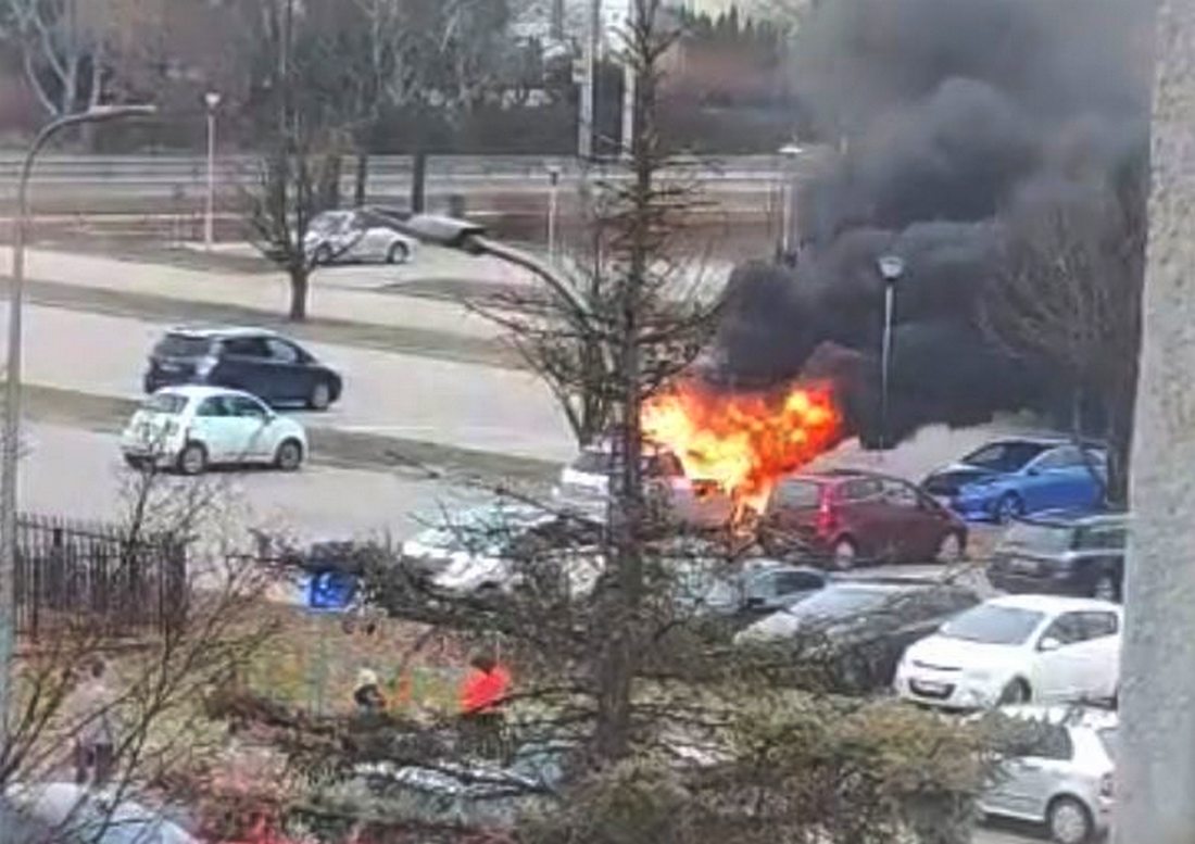 Pożar samochodu na szpitalnym parkingu w Lublinie (wideo, zdjęcia)