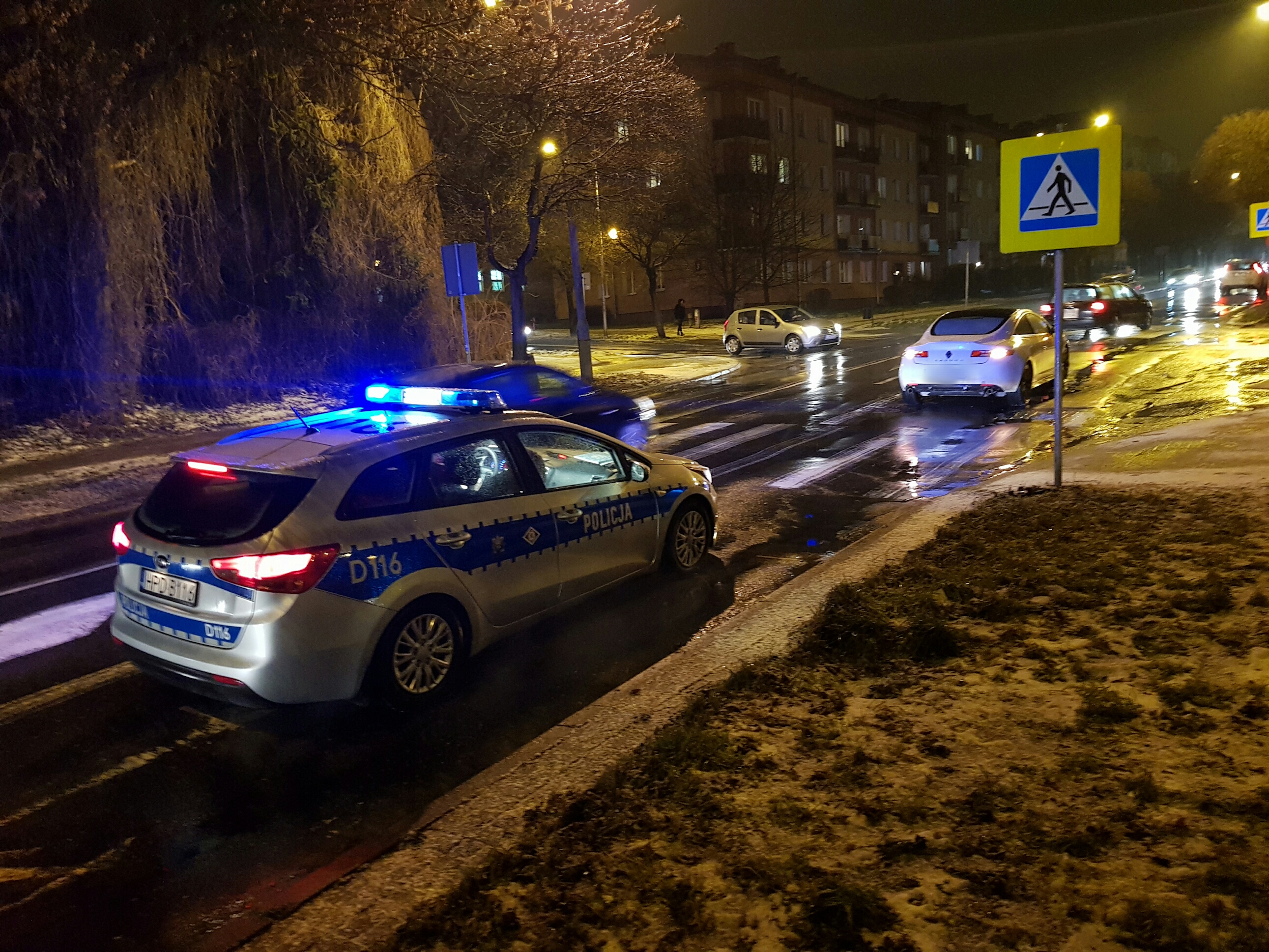 Potrącenie pieszej na pasach. Utrudnienia w ruchu na ul. Sowińskiego (zdjęcia)