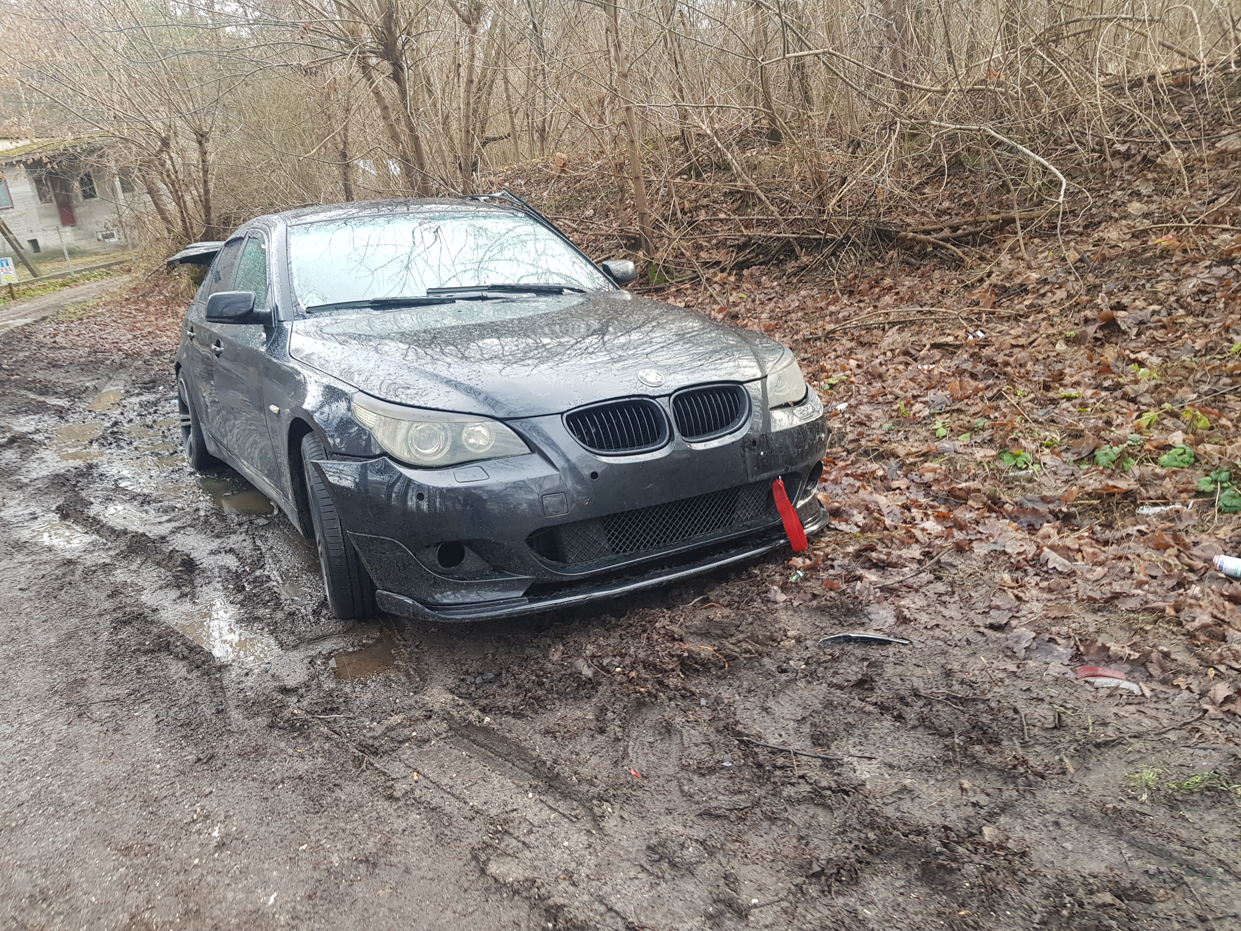 Rozbite w wypadku BMW wywieziono do lasu. Wcześniej zerwane zostały tablice rejestracyjne (zdjęcia)