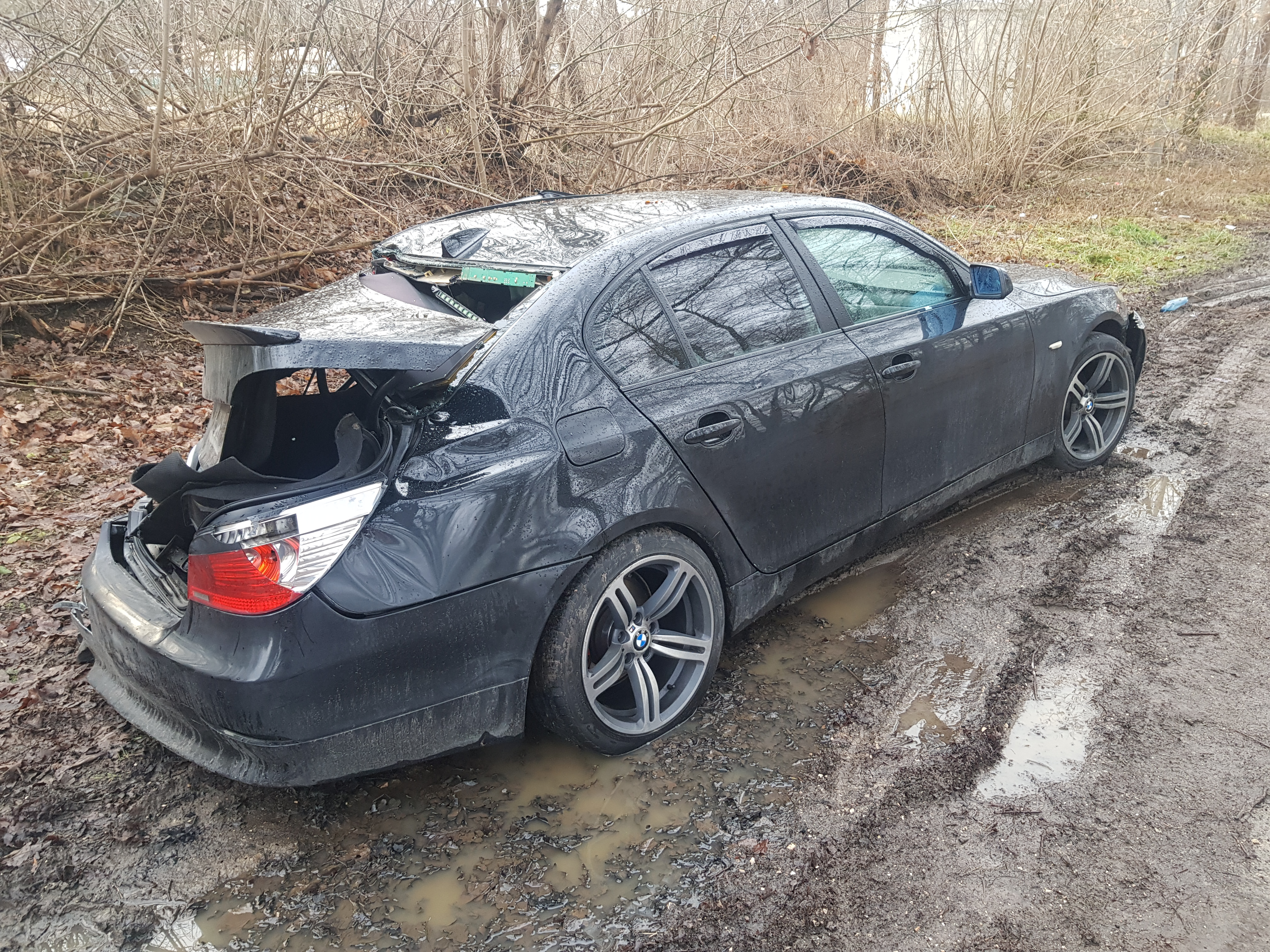 Rozbite w wypadku BMW wywieziono do lasu. Wcześniej zerwane zostały tablice rejestracyjne (zdjęcia)
