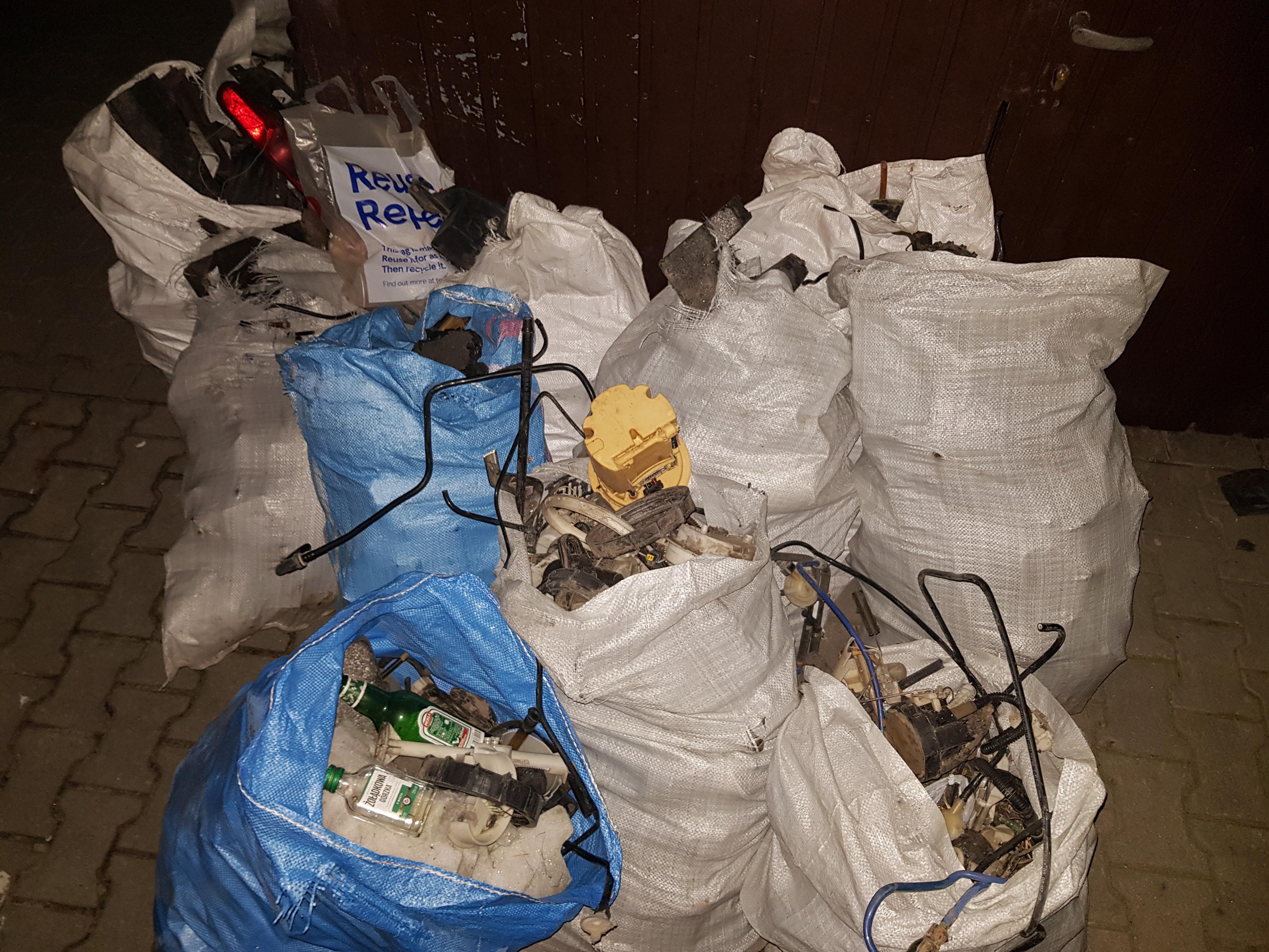 Ktoś podrzucił kilkadziesiąt worków z odpadami samochodowymi na jednym z lubelskich osiedli (zdjęcia)