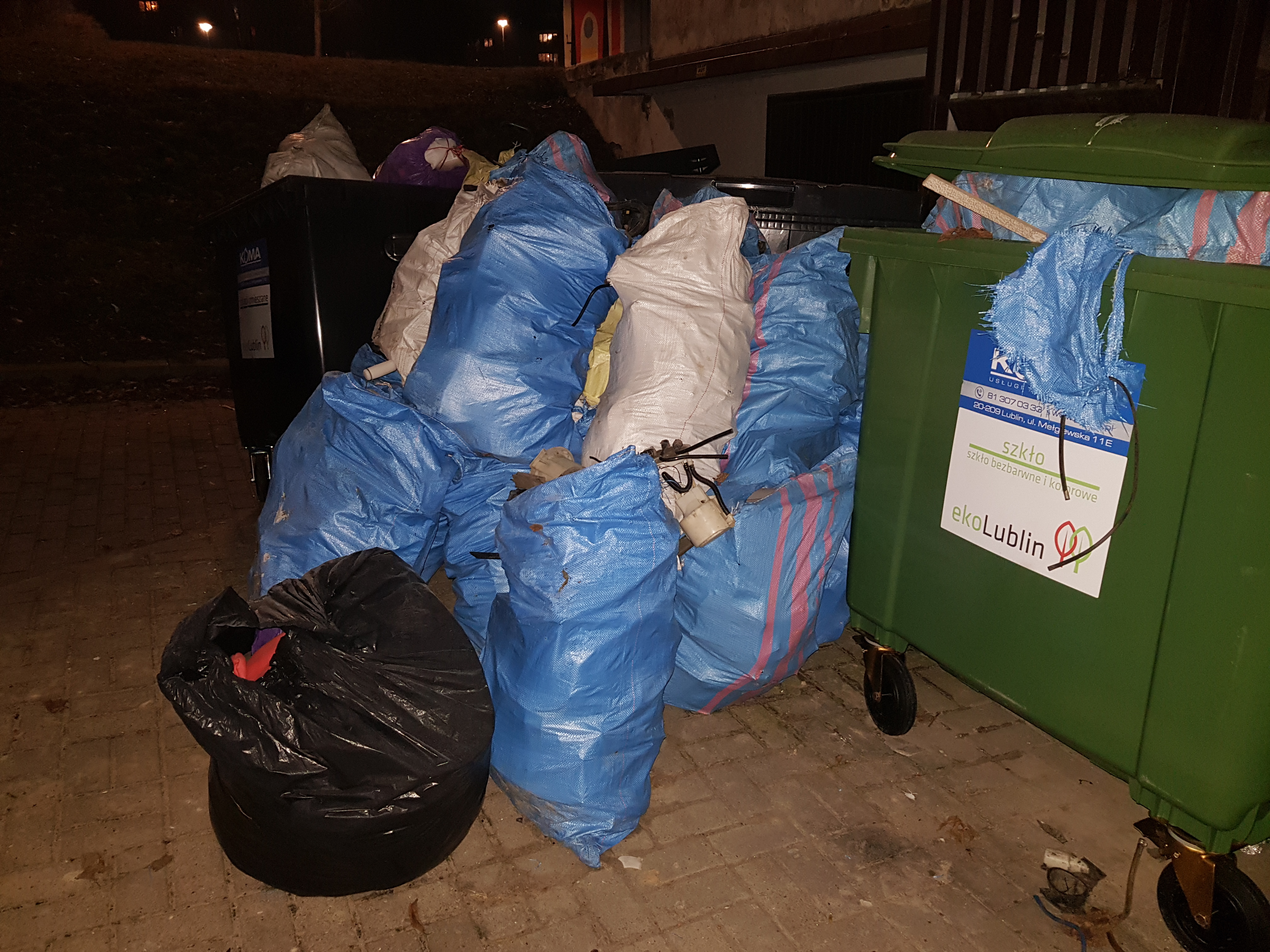 Ktoś podrzucił kilkadziesiąt worków z odpadami samochodowymi na jednym z lubelskich osiedli (zdjęcia)