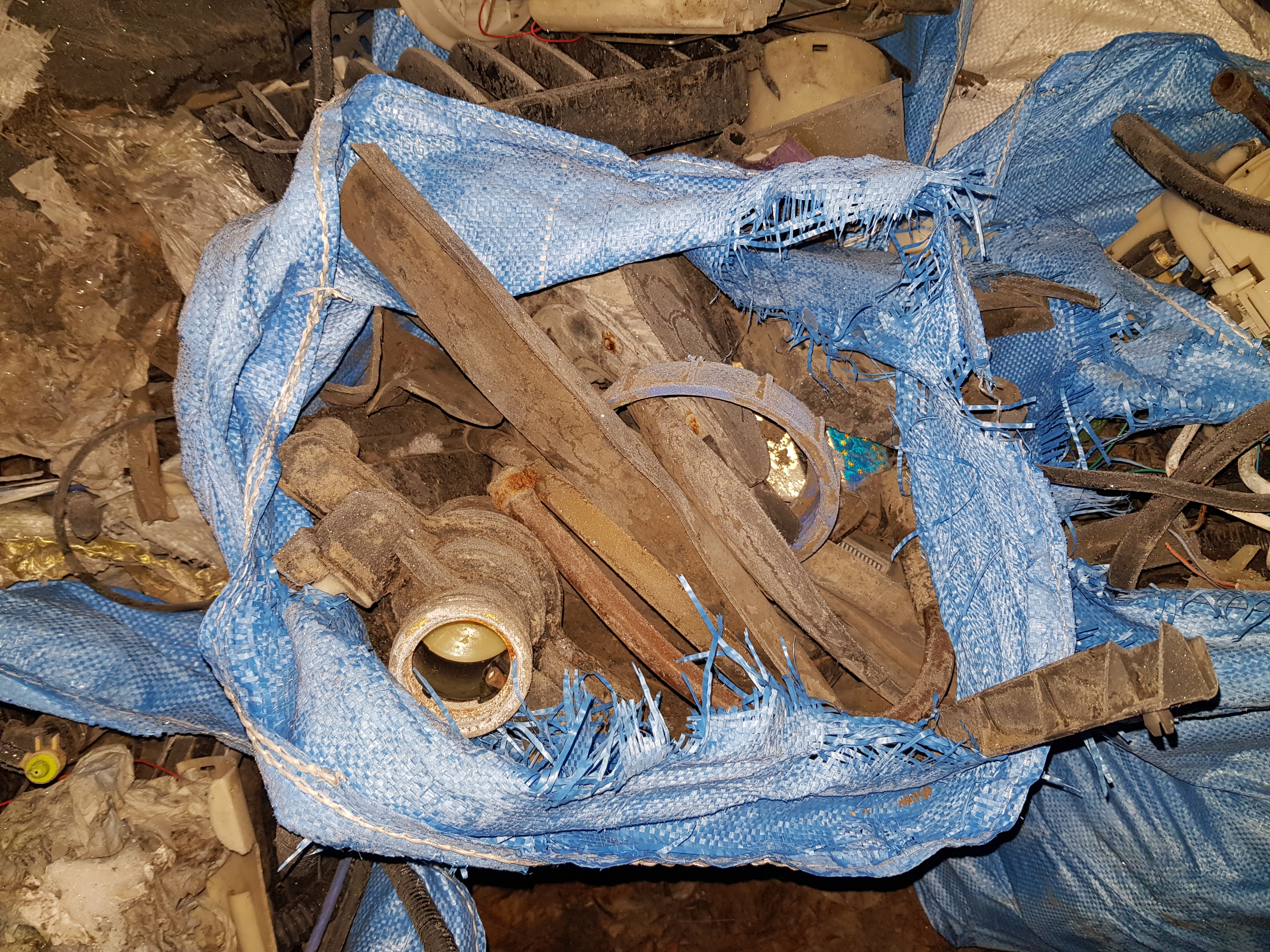 Opony i worki z pozostałościami z rozbiórki aut. Podrzuconych odpadów na osiedlu Nałkowskich jest więcej (zdjęcia)