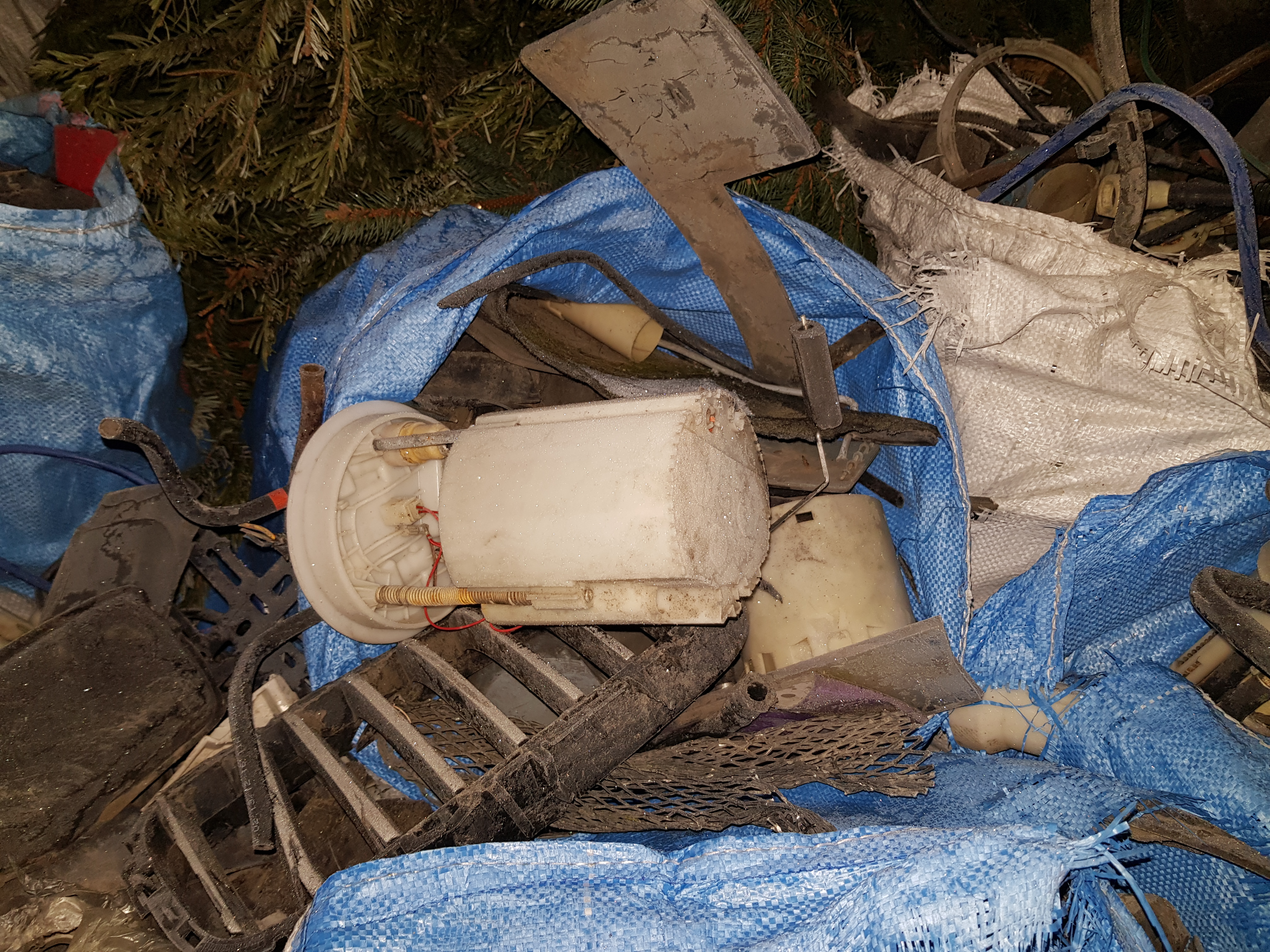 Opony i worki z pozostałościami z rozbiórki aut. Podrzuconych odpadów na osiedlu Nałkowskich jest więcej (zdjęcia)