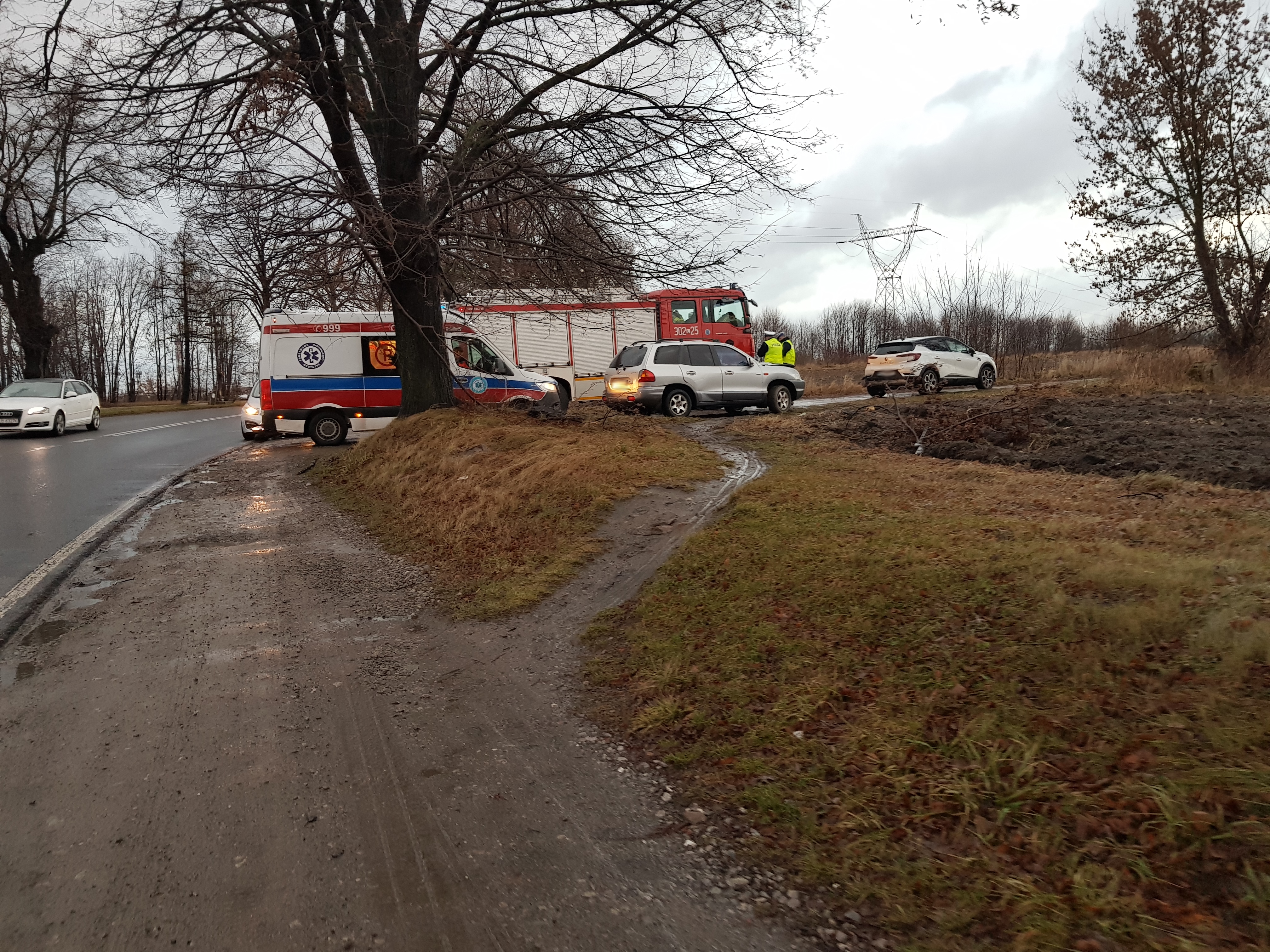 Zderzenie dwóch pojazdów osobowych, na miejscu pracują służby ratunkowe (zdjęcia)