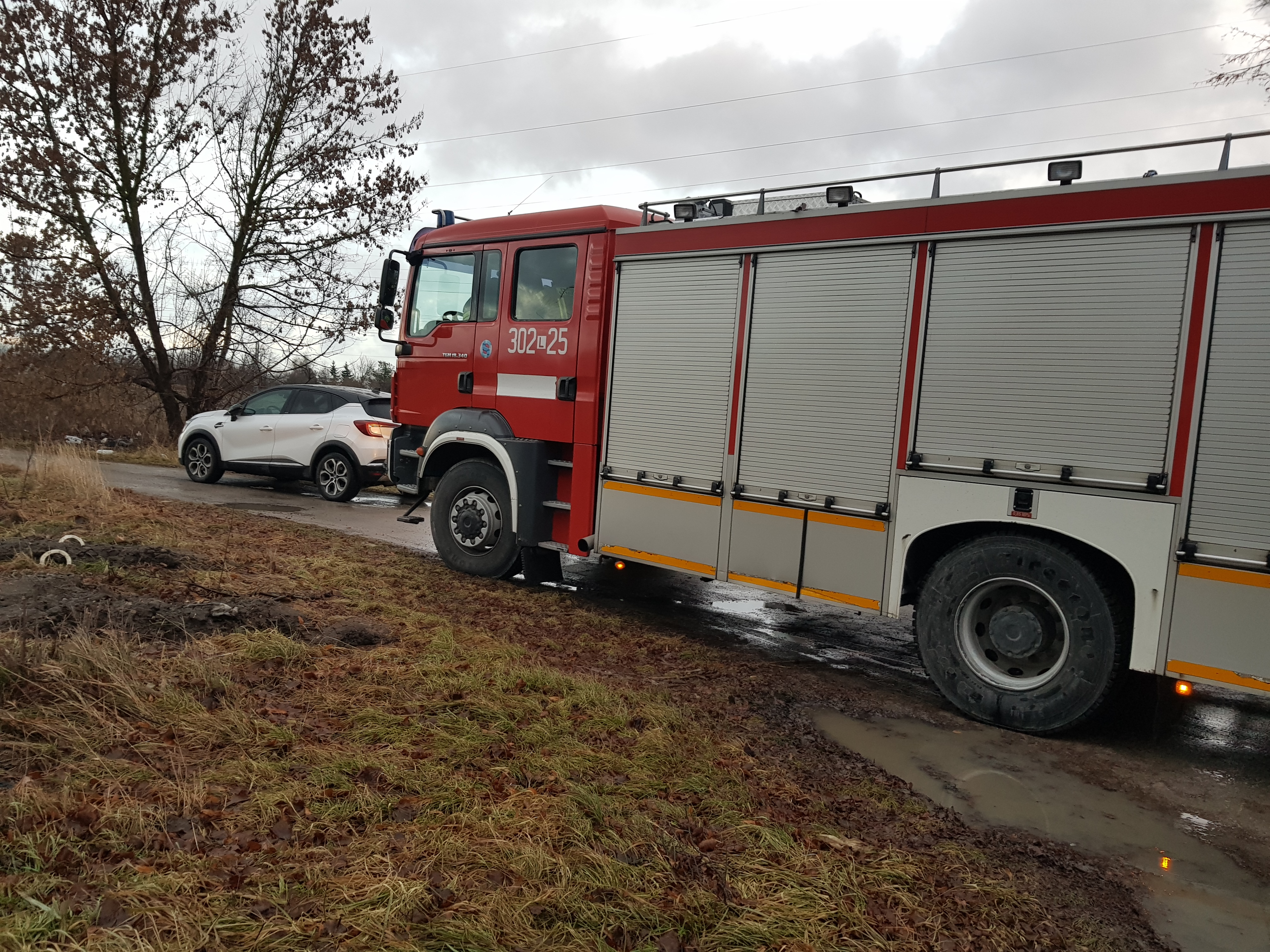 Zderzenie dwóch pojazdów osobowych, na miejscu pracują służby ratunkowe (zdjęcia)