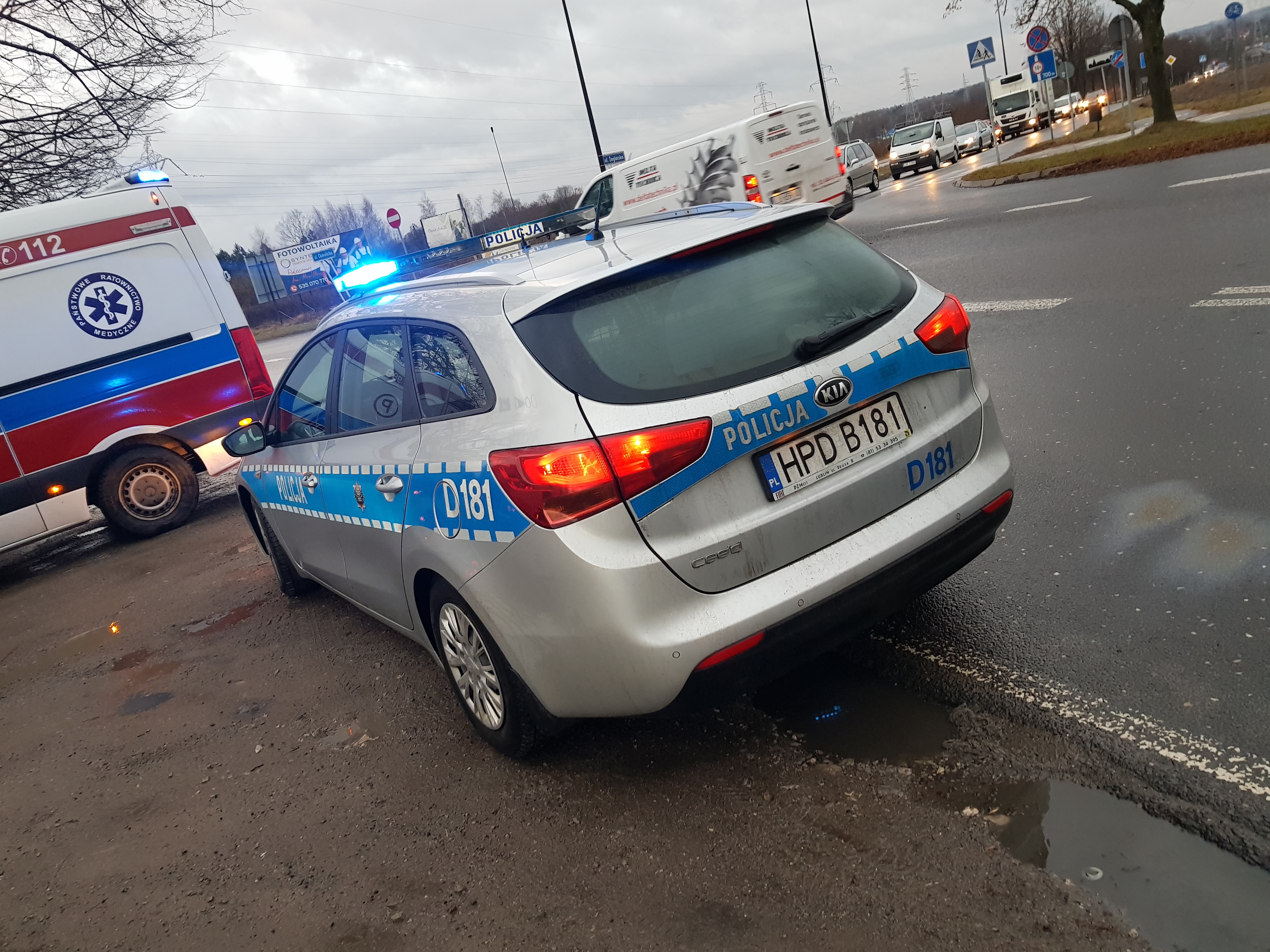 Zderzenie dwóch pojazdów osobowych, na miejscu pracują służby ratunkowe (zdjęcia)