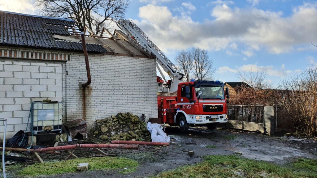 Silny wiatr uszkodził dachy w regionie. Strażacy usuwają skutki poniedziałkowych burz (zdjęcia)