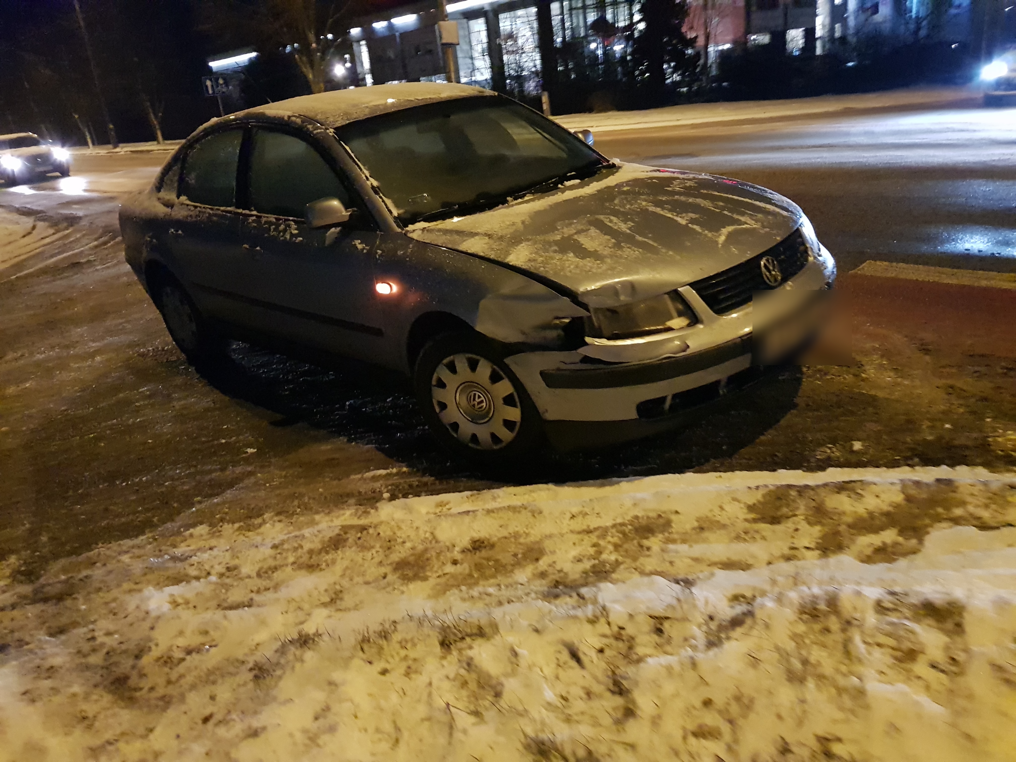 Zatrzymała się przed przejściem, w tył toyoty uderzył volkswagen (zdjęcia)