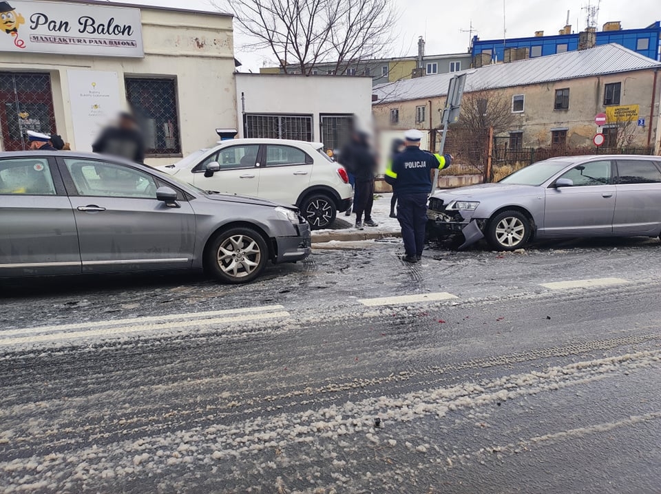 Nie wyhamował na śliskiej nawierzchni, doszło do uszkodzenia trzech pojazdów. Utrudnienia w ruchu w centrum Lublina (zdjęcia)