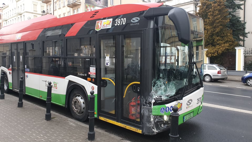 Skręcała w lewo, zderzyła się z trolejbusem. Zdarzenie drogowe obsłużył Nadzór Ruchu MPK (zdjęcia)