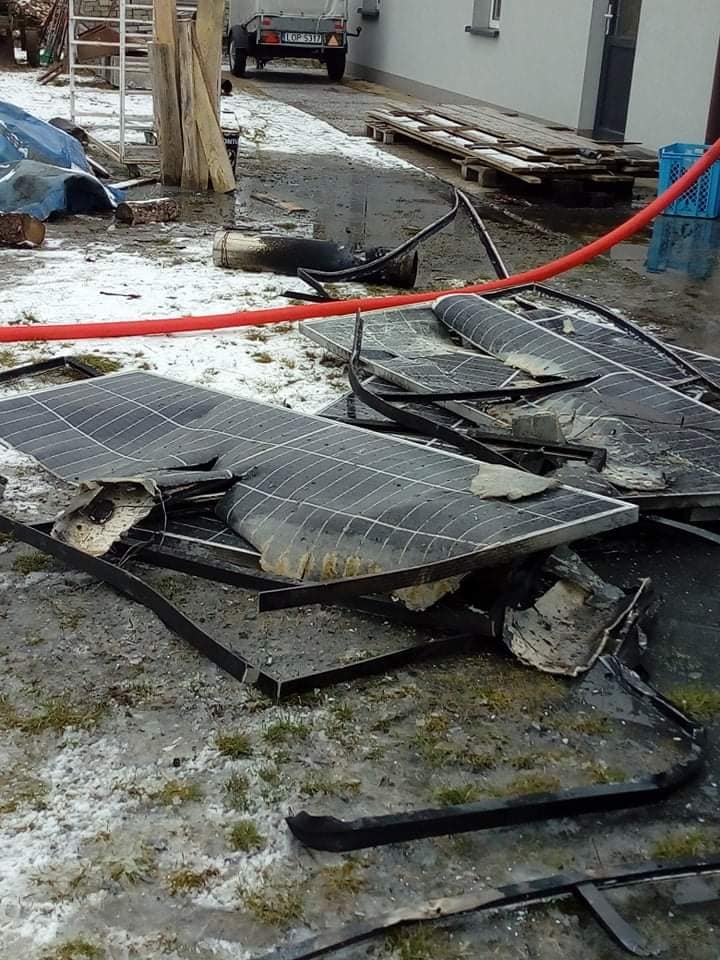 Strażacy gasili pożar dachu i paneli fotowoltaicznych na piekarni (zdjęcia)