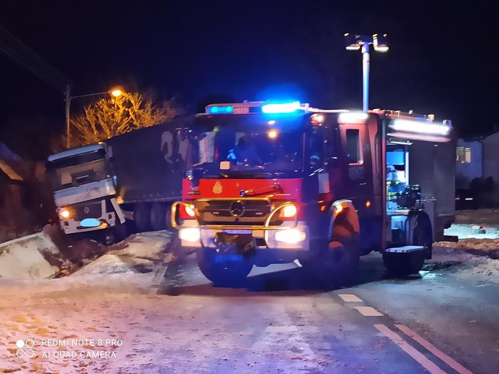 Wielogodzinna akcja strażaków po przewróceniu się ciężarówki przewożącej glikol (zdjęcia)