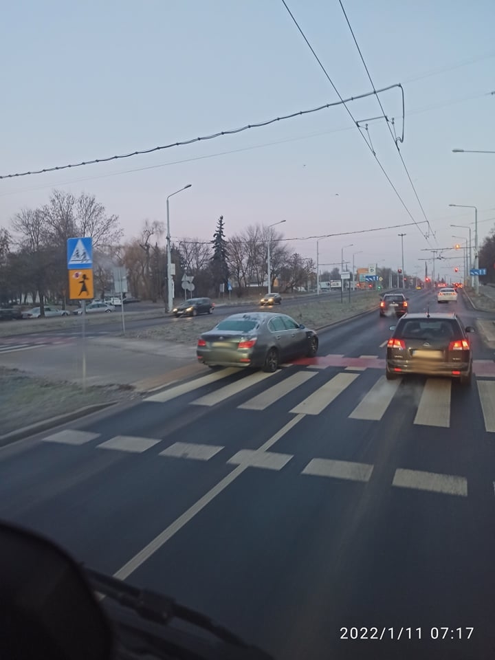 Poranny wypadek na przejściu dla pieszych w Lublinie. Poszkodowany mężczyzna trafił do szpitala (zdjęcia)
