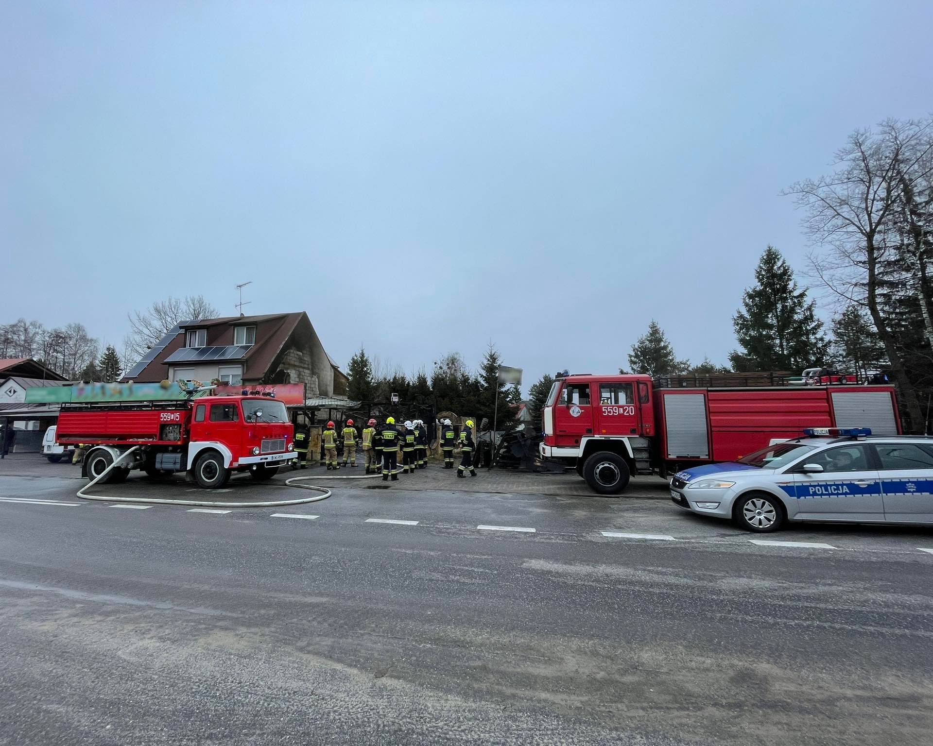 Ogień strawił budynek gastronomiczny nad Jeziorem Białym. W akcji gaśniczej kilka zastępów straży pożarnej (zdjęcia)