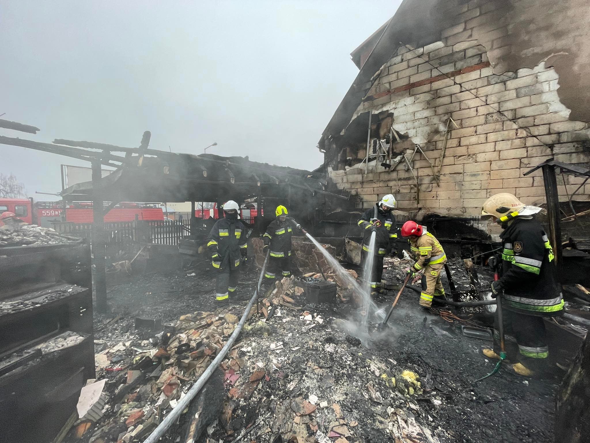 Ogień strawił budynek gastronomiczny nad Jeziorem Białym. W akcji gaśniczej kilka zastępów straży pożarnej (zdjęcia)
