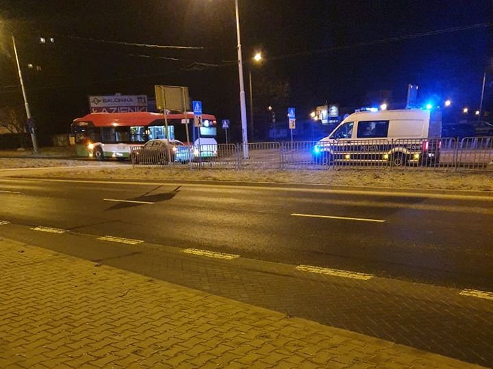 Poranny wypadek na przejściu dla pieszych w Lublinie. Poszkodowany mężczyzna trafił do szpitala (zdjęcia)