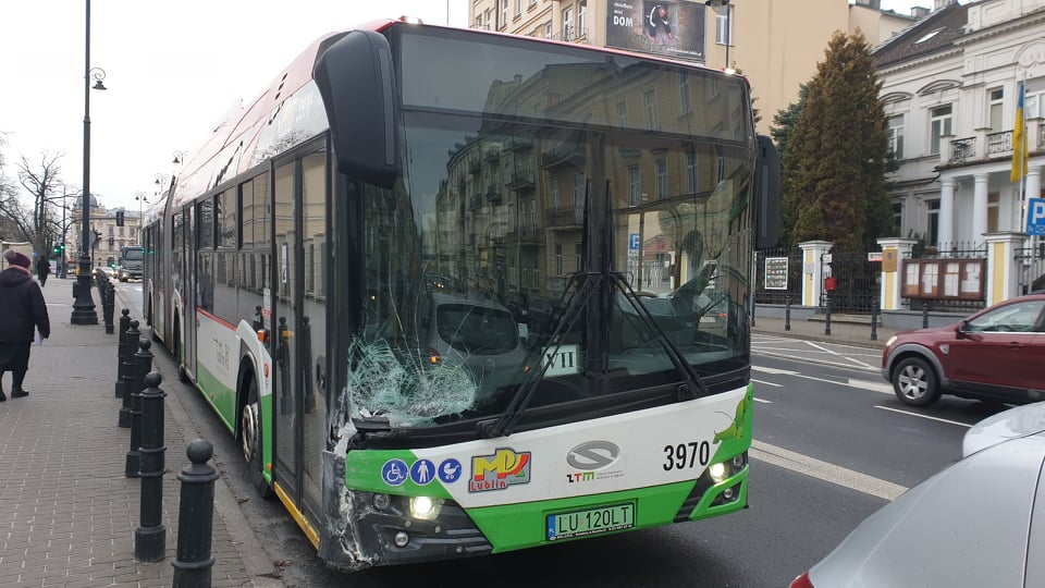 Skręcała w lewo, zderzyła się z trolejbusem. Zdarzenie drogowe obsłużył Nadzór Ruchu MPK (zdjęcia)