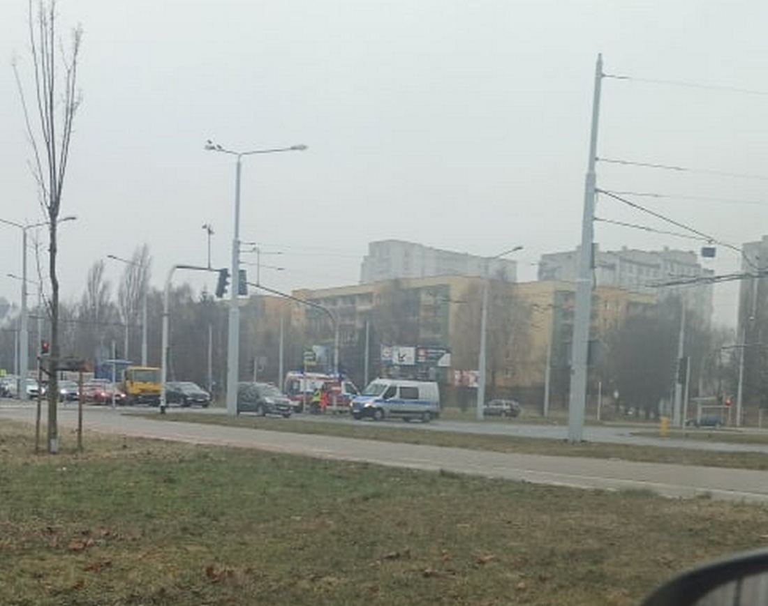 Po zderzeniu dwóch pojazdów utrudnienia w ruchu na ul. Jana Pawła II (zdjęcia)