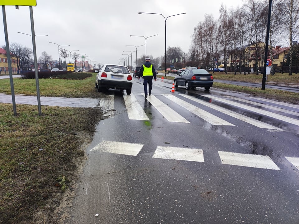 Jeden kierowca zatrzymał się, aby przepuścić pieszą. Drugi w nią wjechał (zdjęcia)