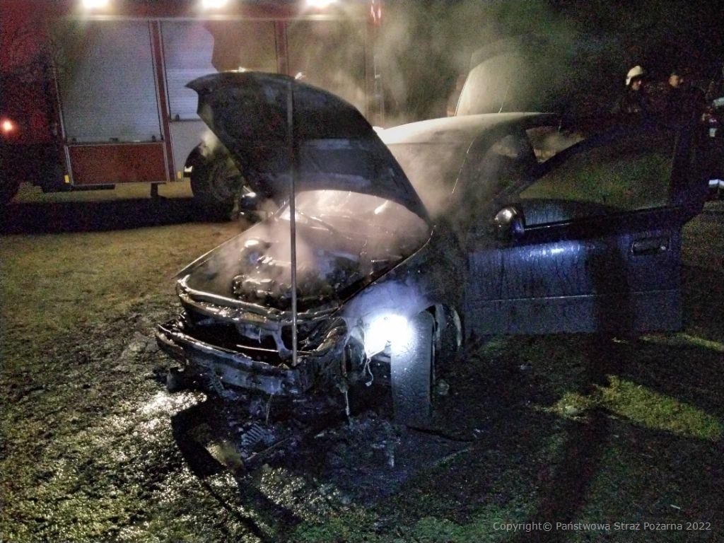 Wieczorny pożar samochodu. W akcji gaśniczej trzy zastępy strażaków (zdjęcia)